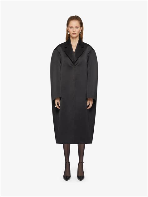 Oversized coat in silk satin duchesse .